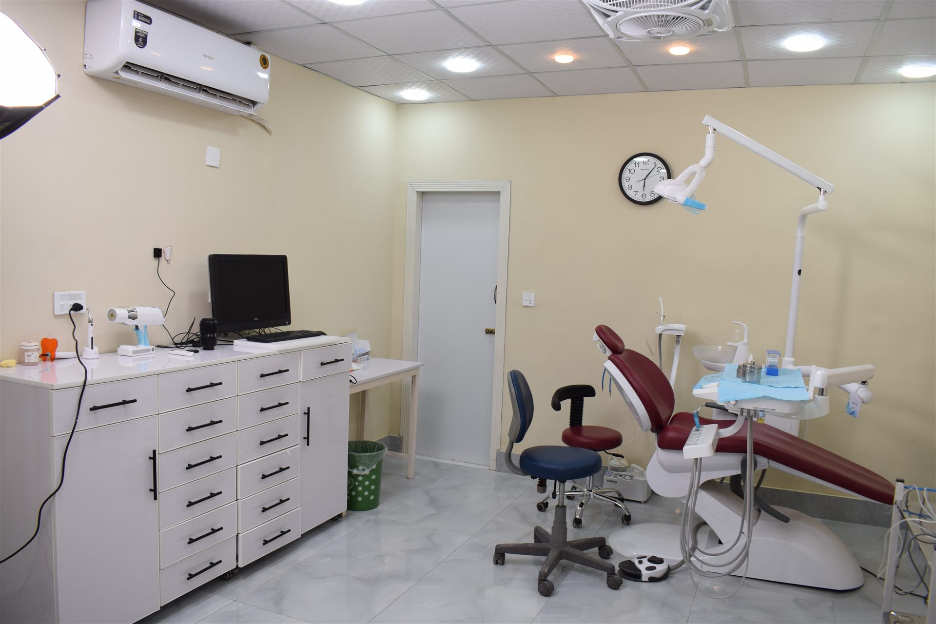 Treatment room at Dr. Afzal Khan Dental and Implant Clinic